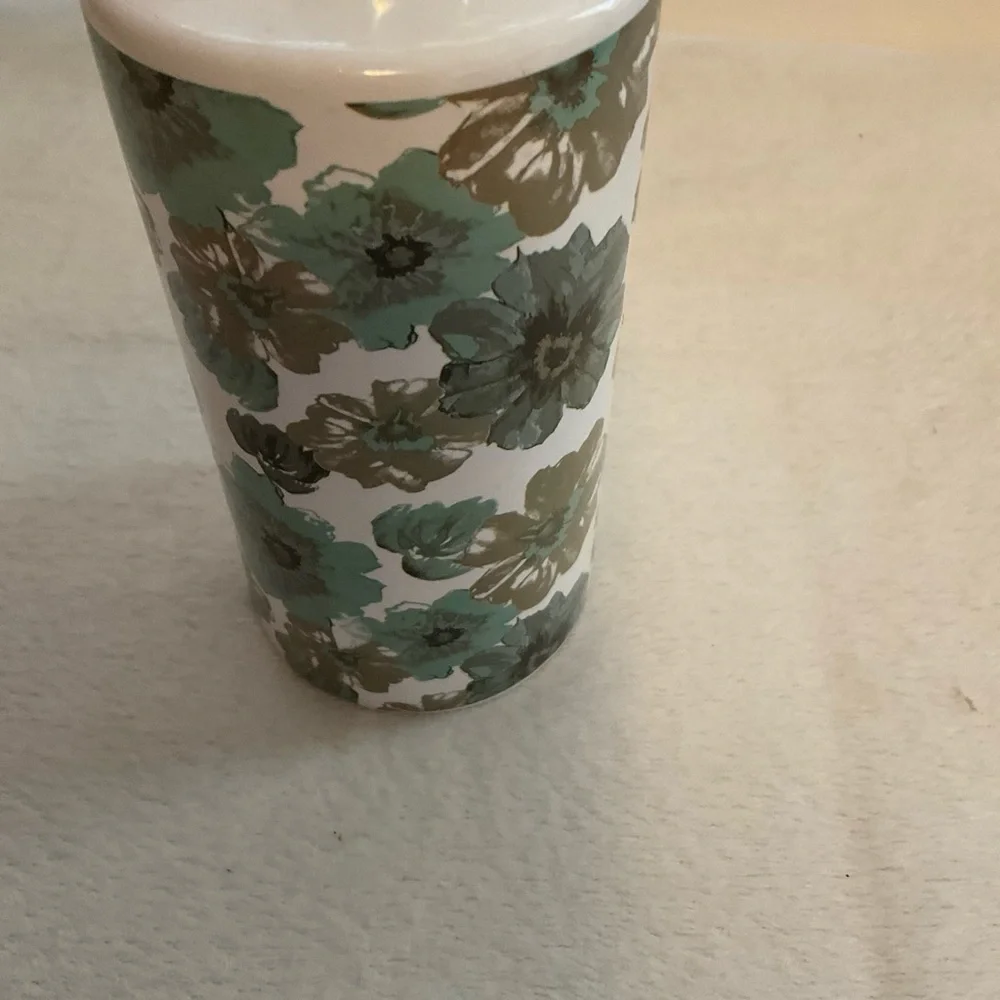 Elegant Floral Soap Dispenser - Green and White